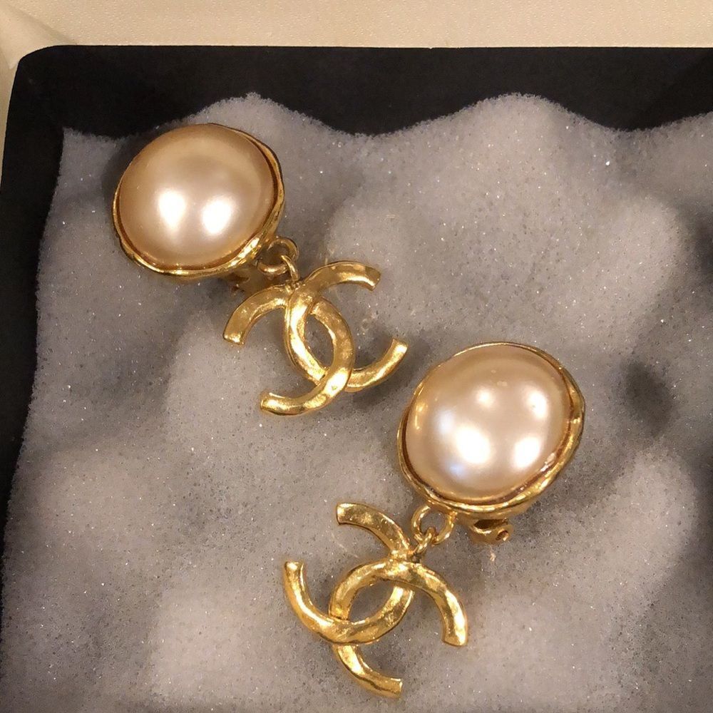 CHANEL COCO Mark Pearl Swing Earrings 95P Engraved w/ Box 24k Gold Plated - Picture 11 of 17